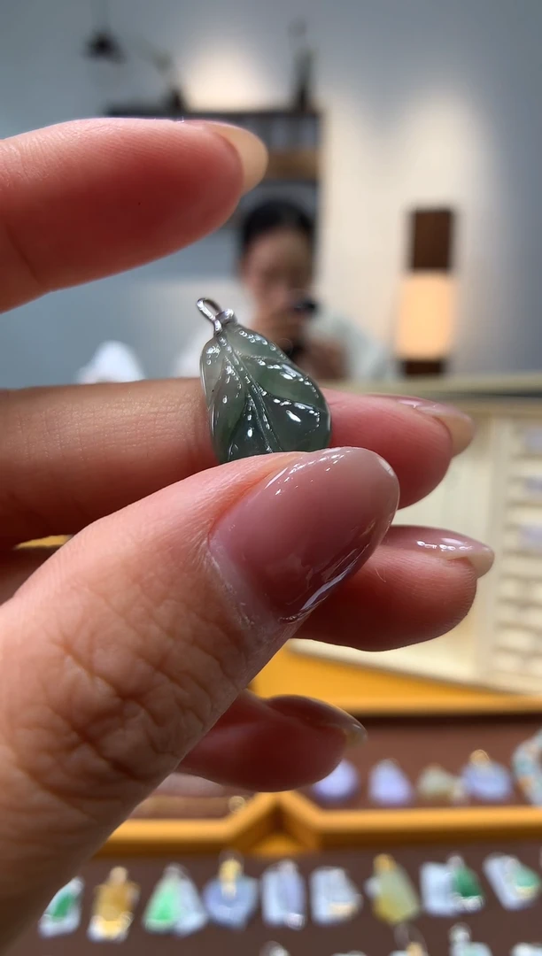 颈饰18K金镶嵌翡翠叶子