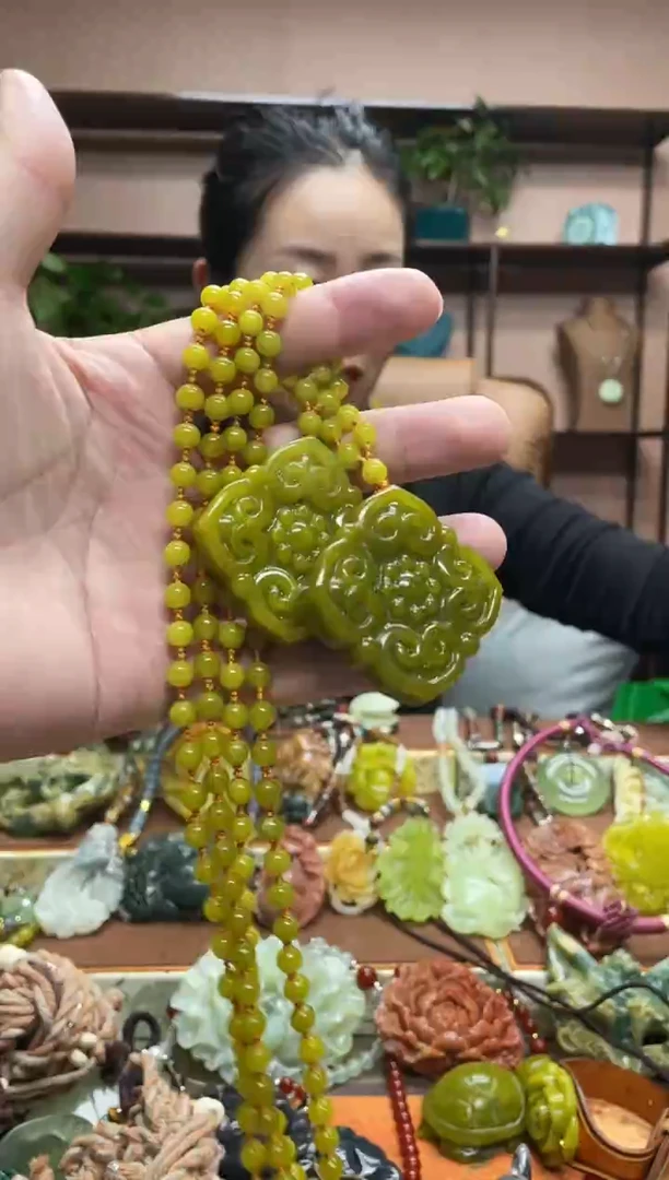 未镶嵌岫玉颈饰多样性发货发其中之一