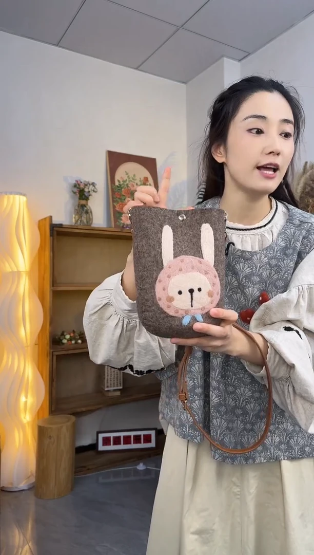 羊毛非遗纯手工包  手机包兔子