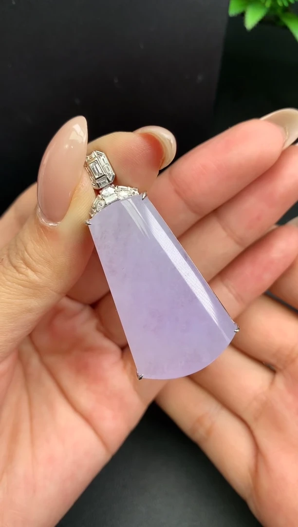 颈饰18K金镶嵌翡翠无事牌