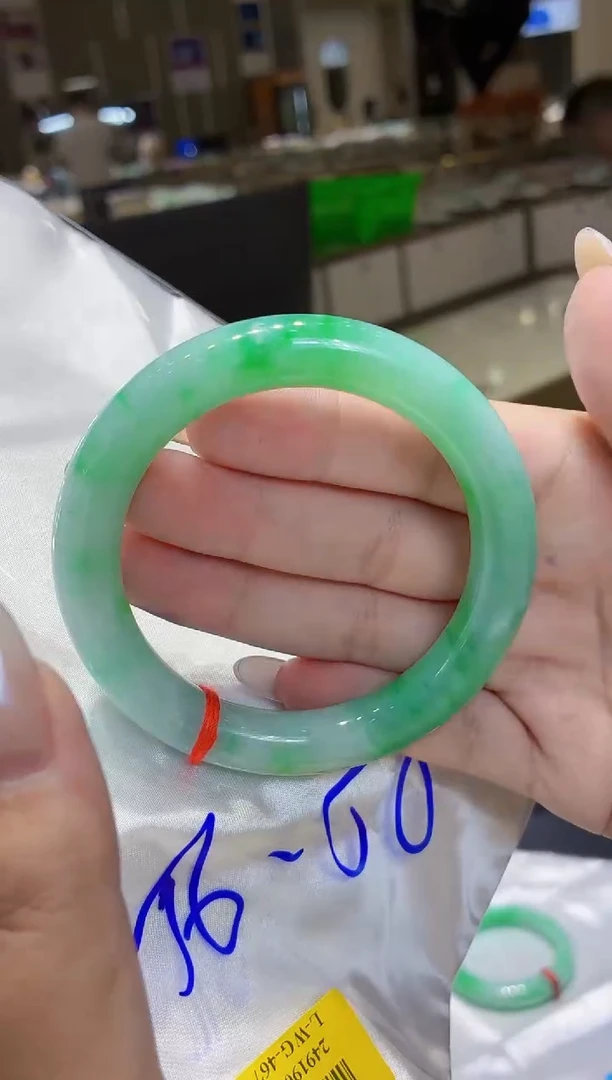 翡翠手镯未镶嵌翡翠手镯