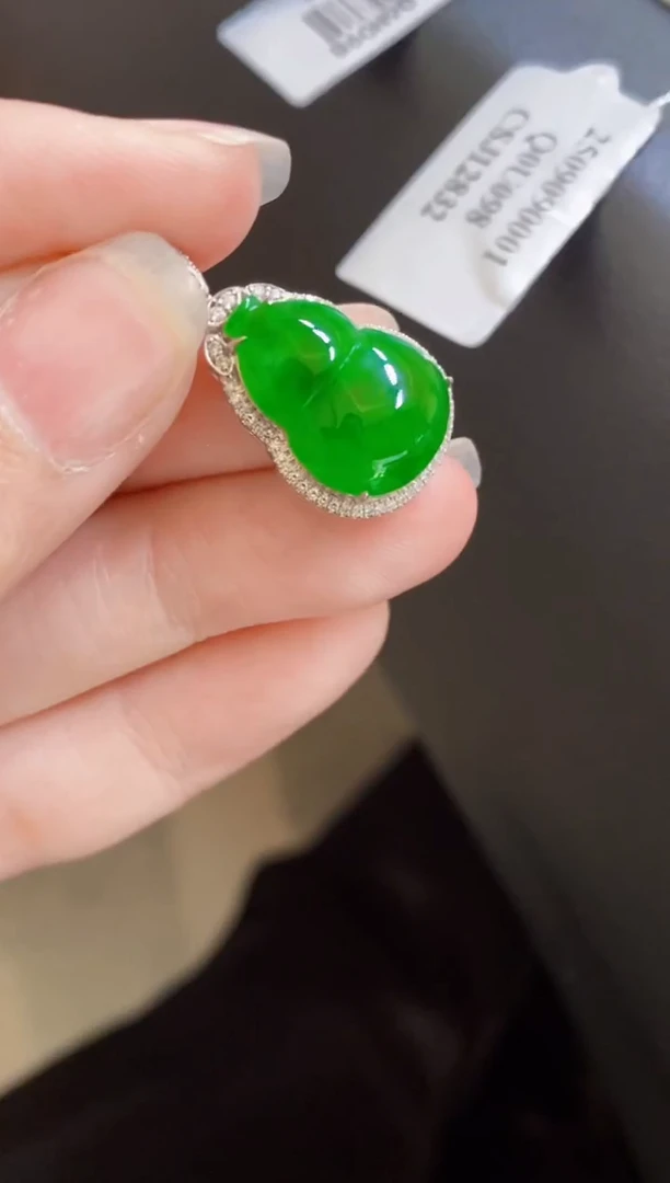 颈饰18K金镶嵌翡翠葫芦