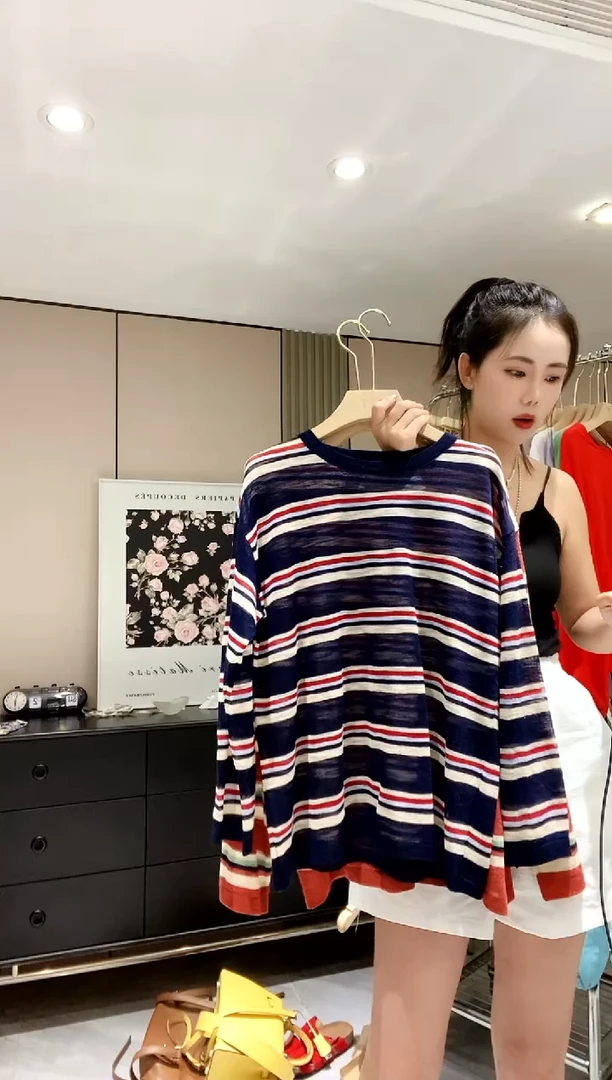 藏蓝色条纹针织体恤