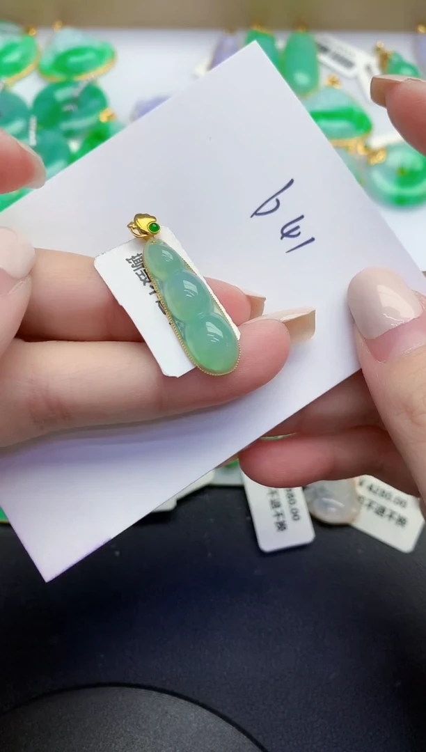 颈饰18K金镶嵌翡翠缅甸天然翡翠A货