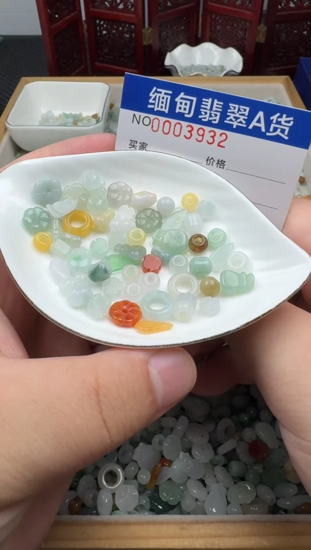 颈饰未镶嵌翡翠？*翡翠