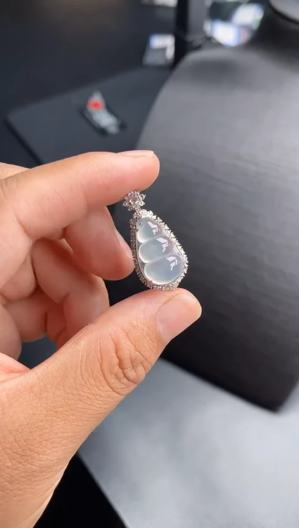 翡翠18K金镶嵌吊坠(不含链)多人