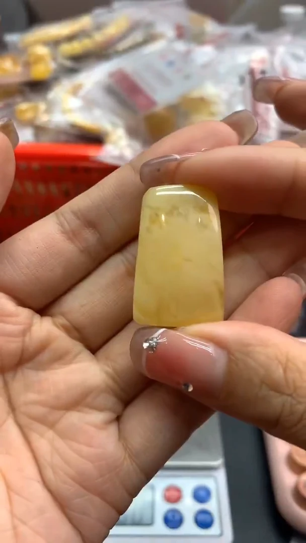未镶嵌琥珀珠宝奇石338