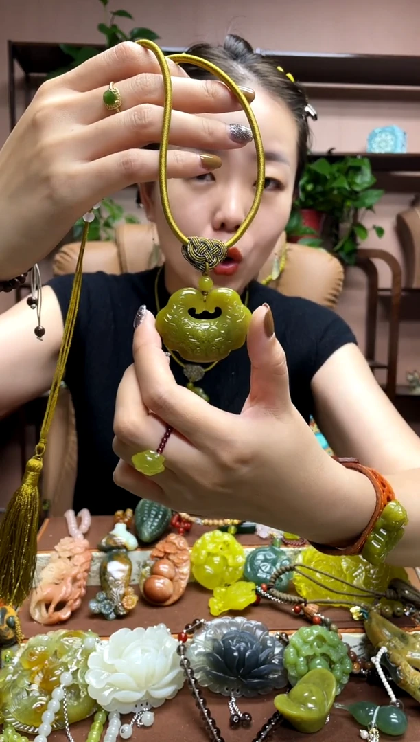 未镶嵌岫玉吊坠多样性发货发其中之一