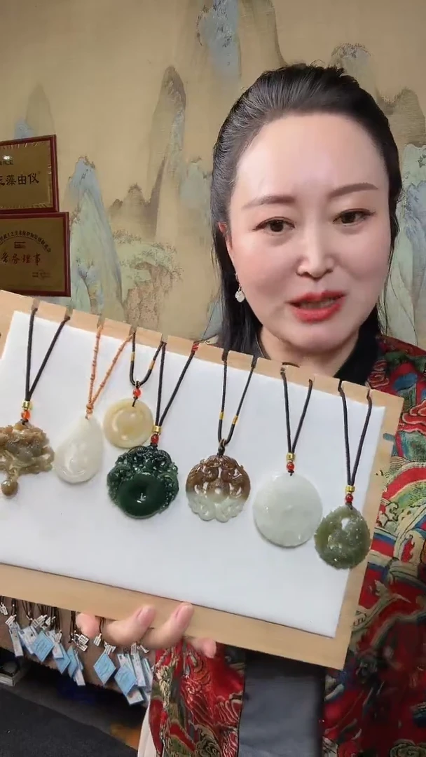 颈饰未镶嵌和田玉.