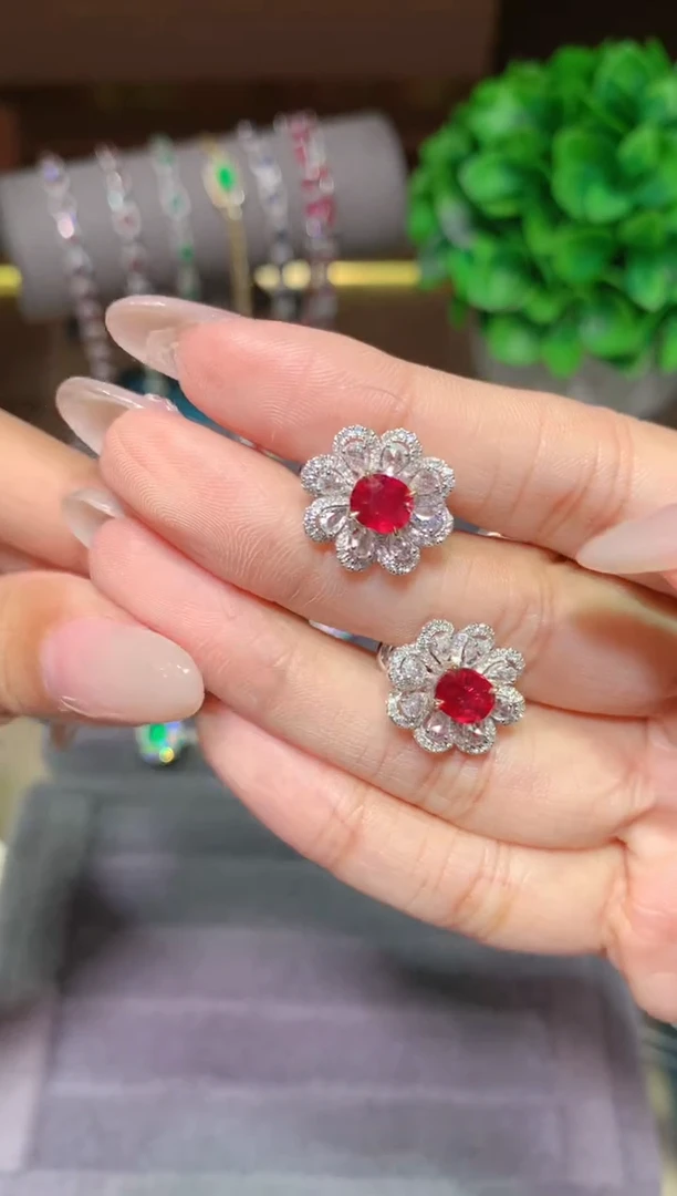 18K金镶嵌耳饰红宝石2.03CT