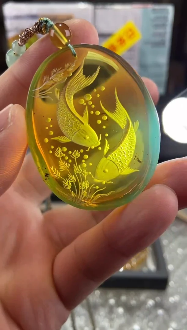 琥珀颈饰未镶嵌阴雕连年有鱼