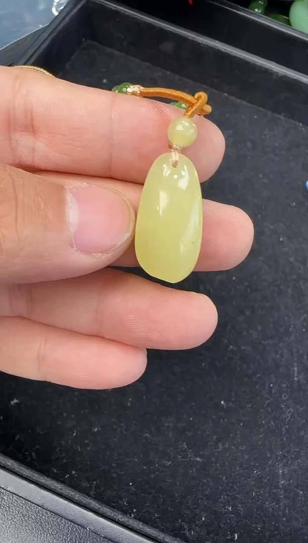 颈饰未镶嵌和田玉吊坠