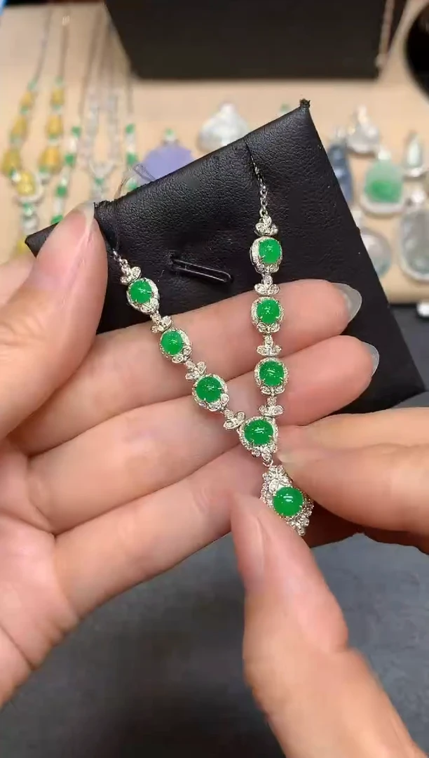 颈饰18K金镶嵌翡翠【无服务费