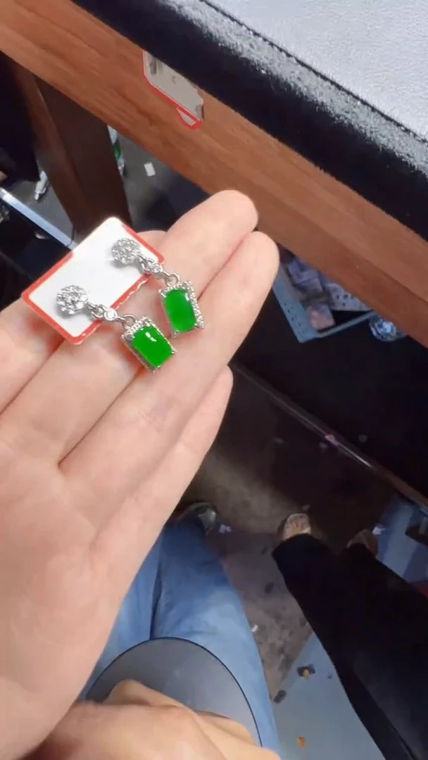 未镶嵌定制翡翠翡翠A货有轻微色差属于正常现象，耳钉多样性发货1