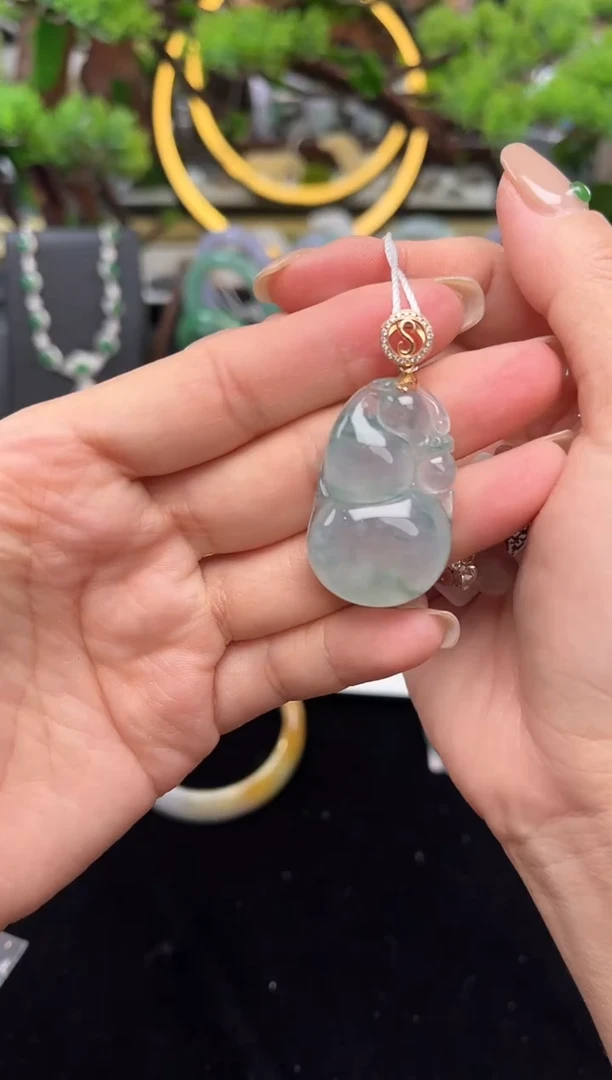 颈饰18K金镶嵌翡翠吊坠