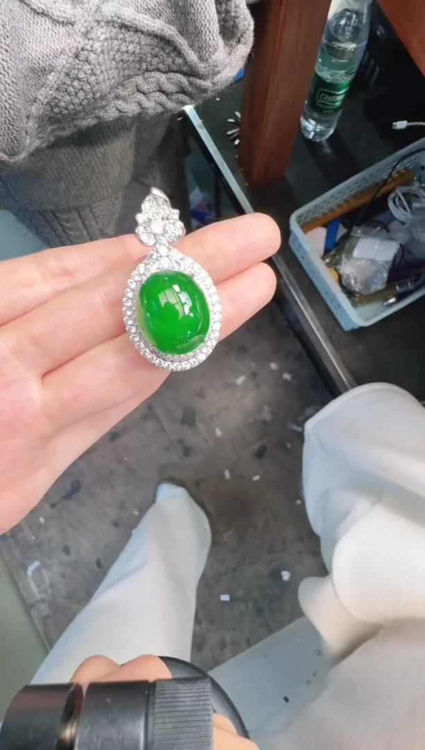 未镶嵌定制翡翠A货有轻微色差属于正常现象，鸽子蛋1