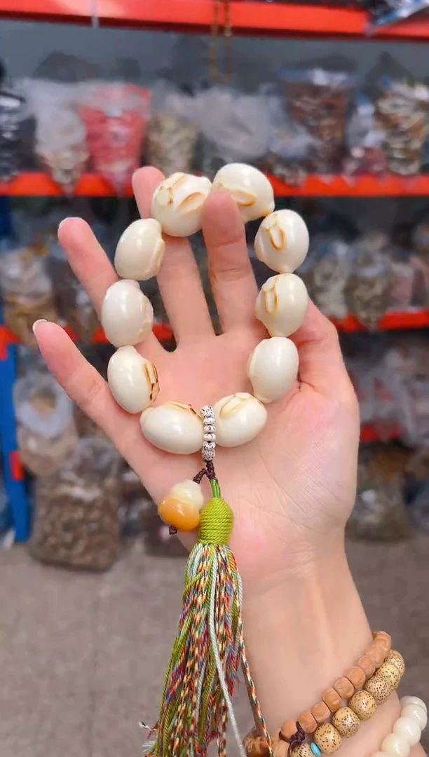 吊坠菩提根/象牙果白色小花兔手持