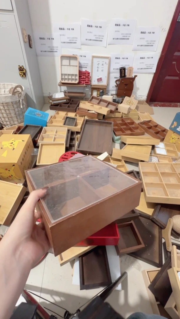 黑红色四宫格带盖子微瑕拍下不退不换无售后