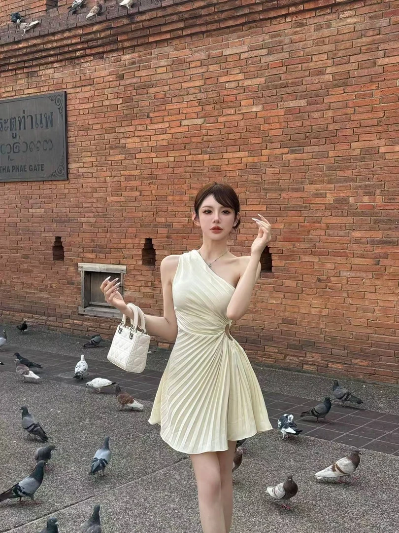 “折丹桂”度假风斜肩收腰显瘦连衣裙小众设计时尚气质百搭高级感