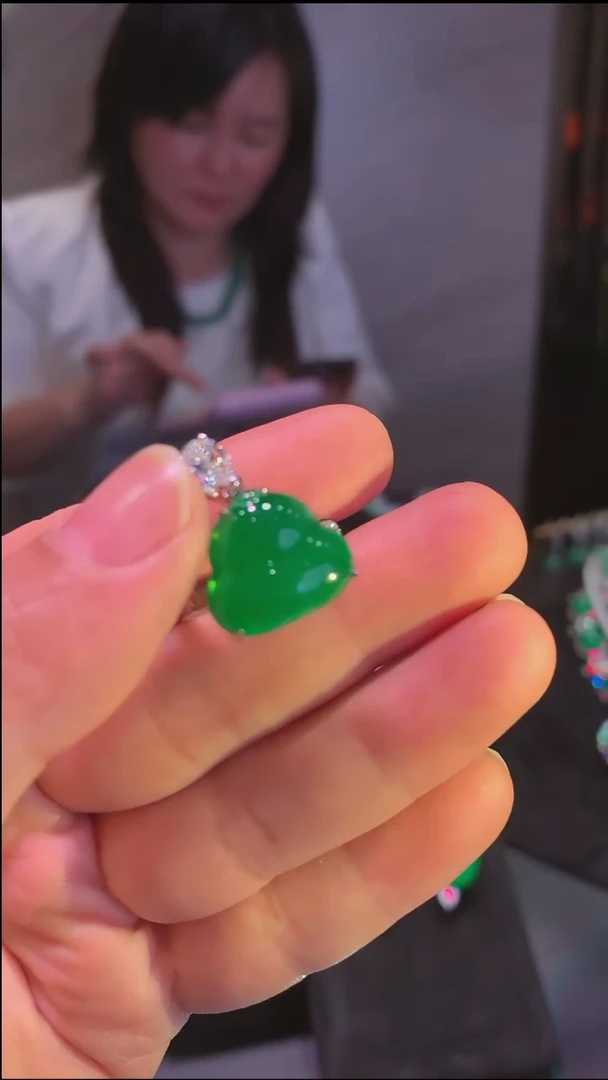 18K金镶嵌戒指翡翠戒指