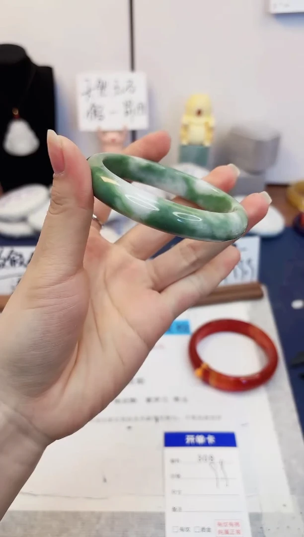 【闪购商品】石英质玉手镯未镶嵌308