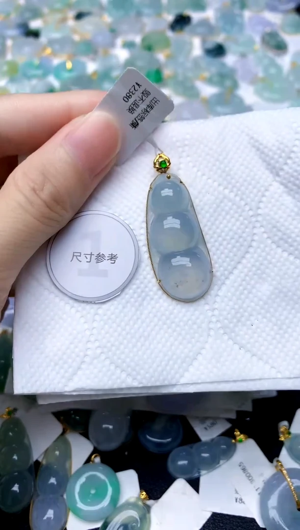 颈饰18K金镶嵌翡翠天然A货翡翠