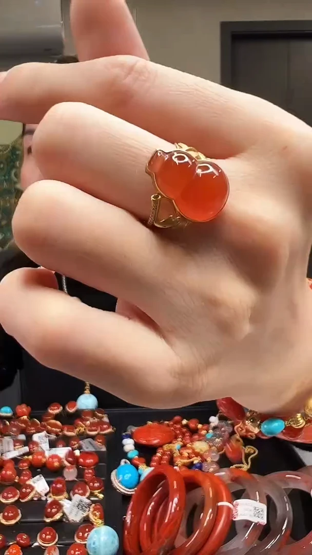 18K金镶嵌戒指南红玛瑙/原矿葫芦/12*17/14#