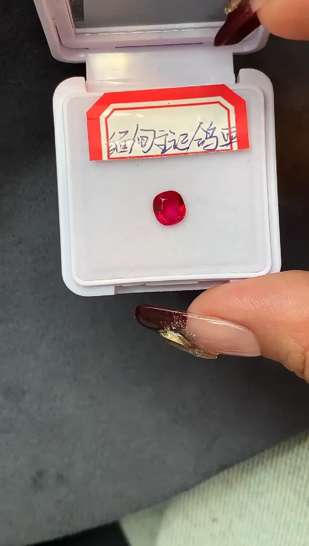 裸石红宝石1.06克拉缅甸鸽血红