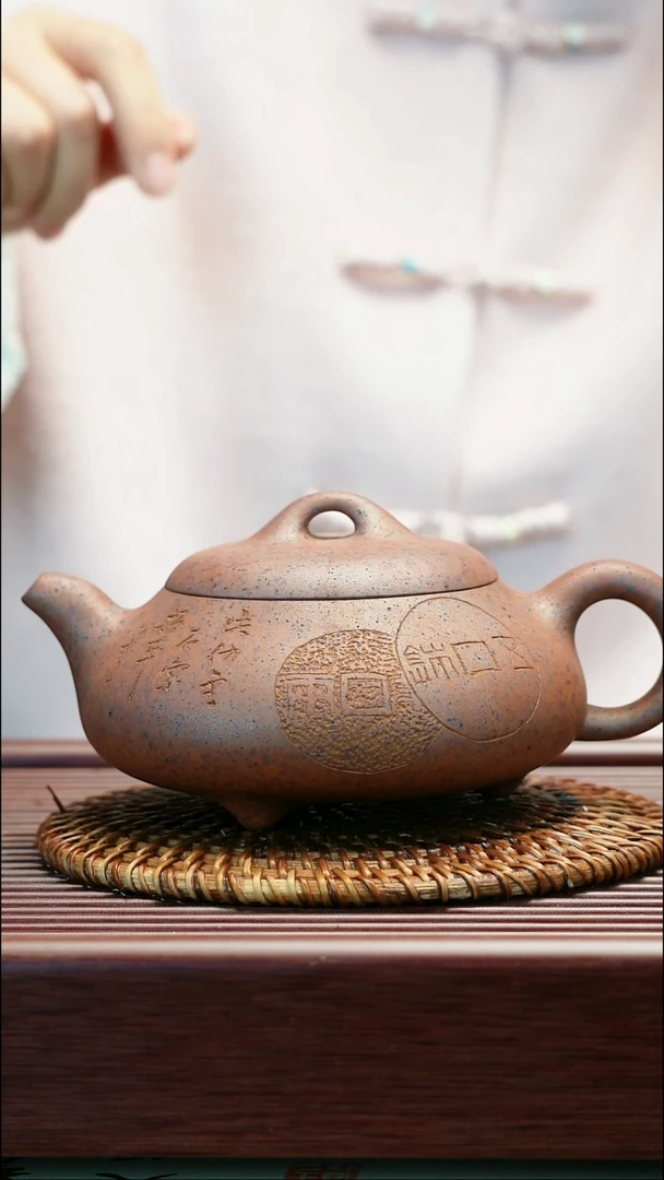 茶壶紫砂原矿铁血砂  三足矮石瓢  少云刻吴建春制  400cc