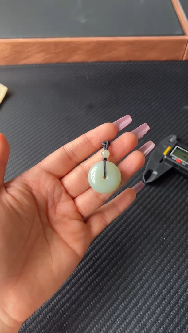 和田玉未镶嵌吊坠(赠链)且末微色差近矿J