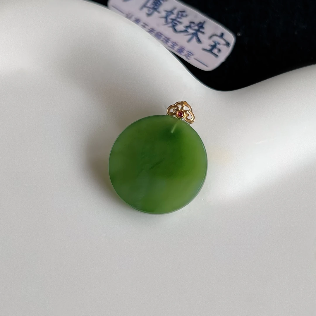 E019天然和田玉碧玉18K金镶嵌精美小圆牌吊坠 无链子多样性发其一