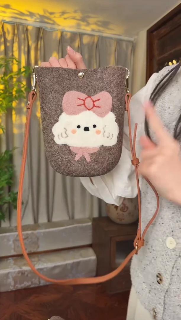羊毛非遗羊毛毡包 手机包小狗