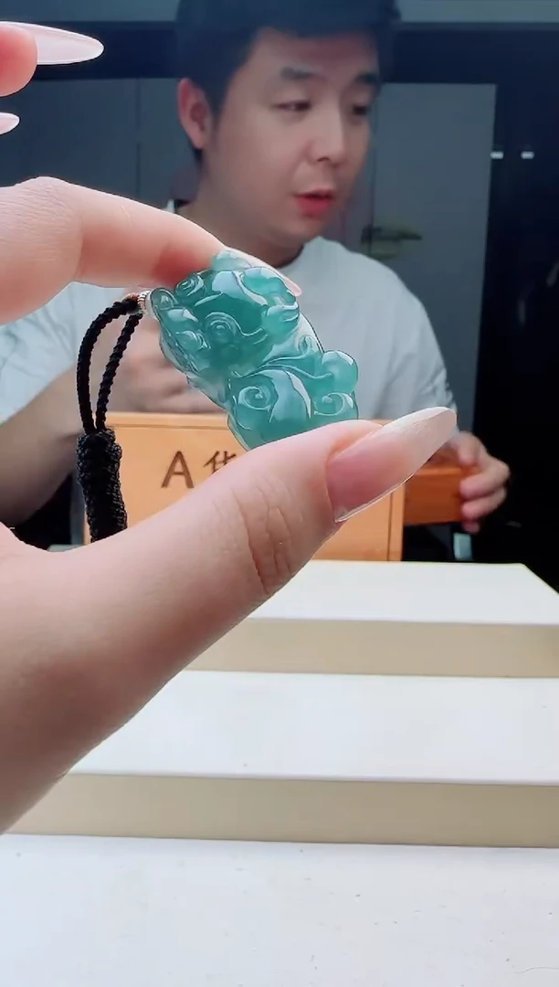 颈饰未镶嵌翡翠多样性发其中一