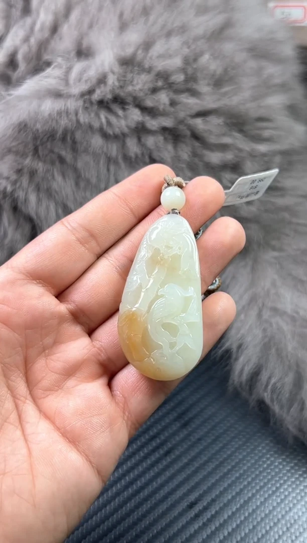 吊坠(赠链)未镶嵌和田玉且末微色差金山