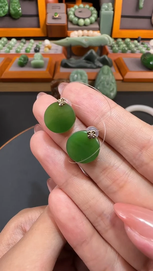 颈饰未镶嵌和田玉吊坠