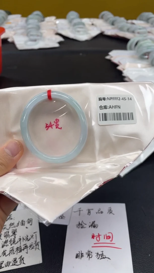 翡翠手镯未镶嵌翡翠手镯