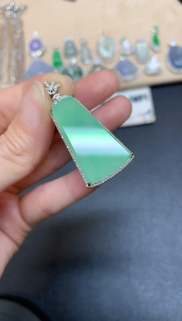 【闪购商品】翡翠颈饰18K金镶嵌无事牌【无服务费