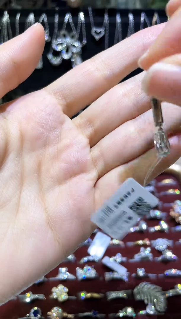 铂Pt950镶嵌实验室培育钻石耳饰耳钉