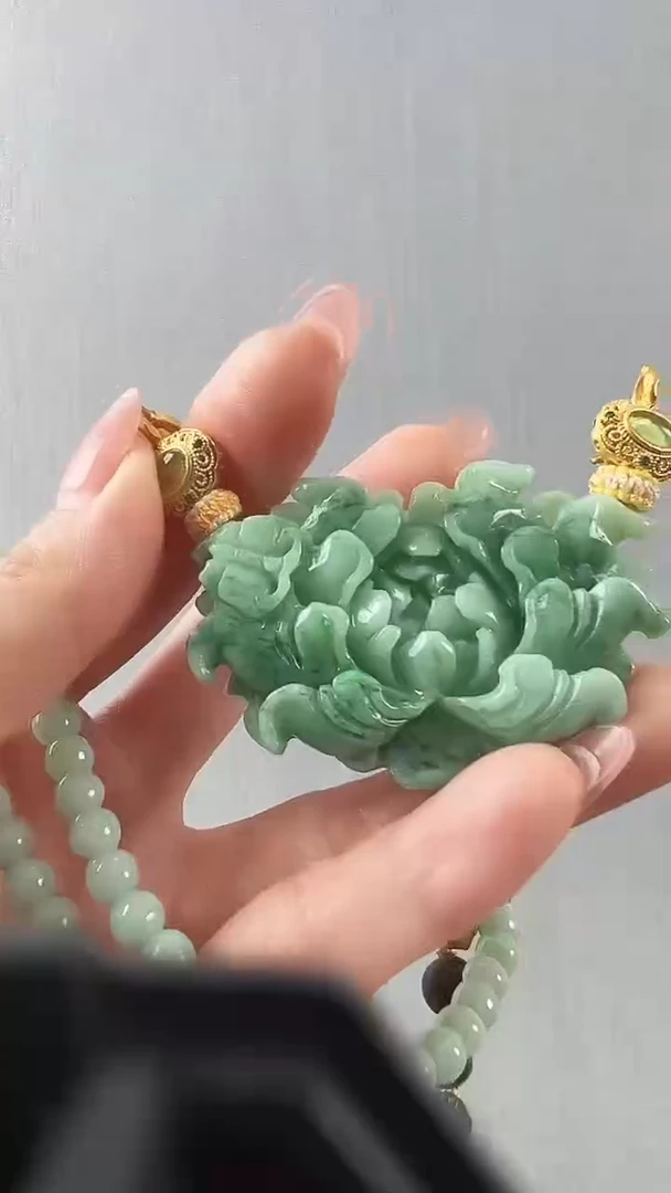 颈饰未镶嵌翡翠蝶恋花