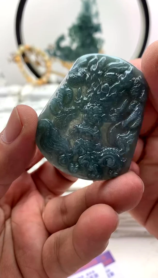 翡翠未镶嵌颈饰龙牌