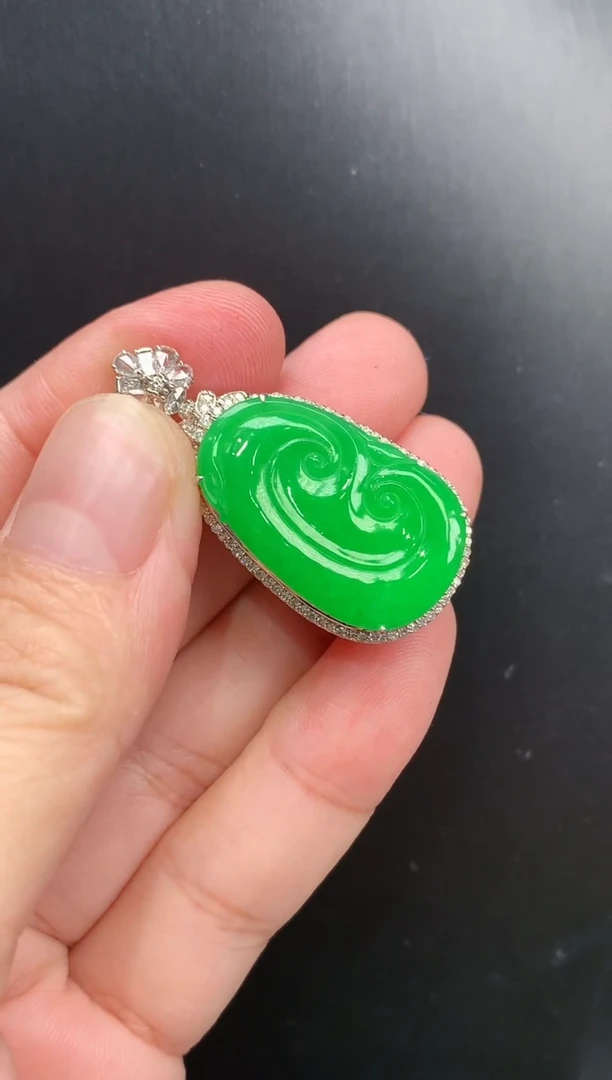 颈饰18K金镶嵌翡翠如意