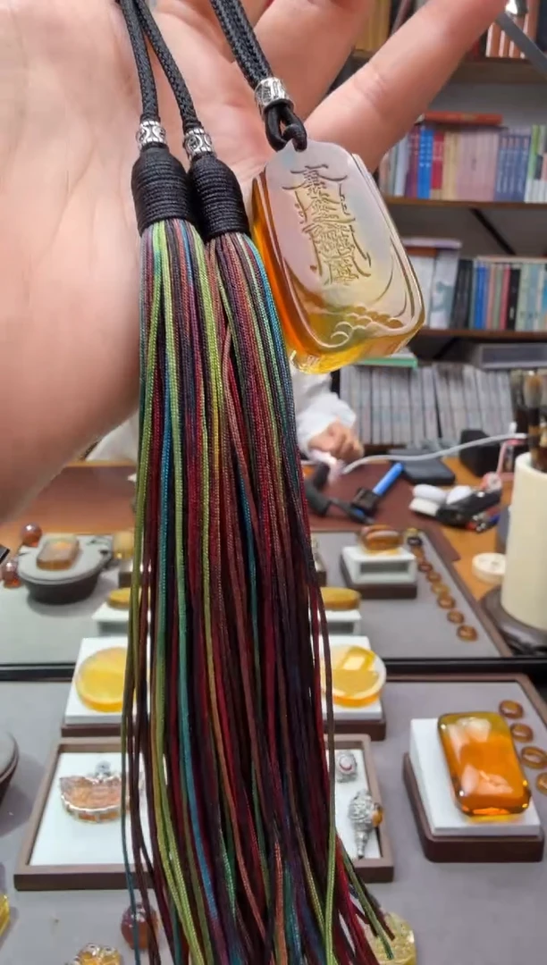 未镶嵌颈饰琥珀敕令车挂