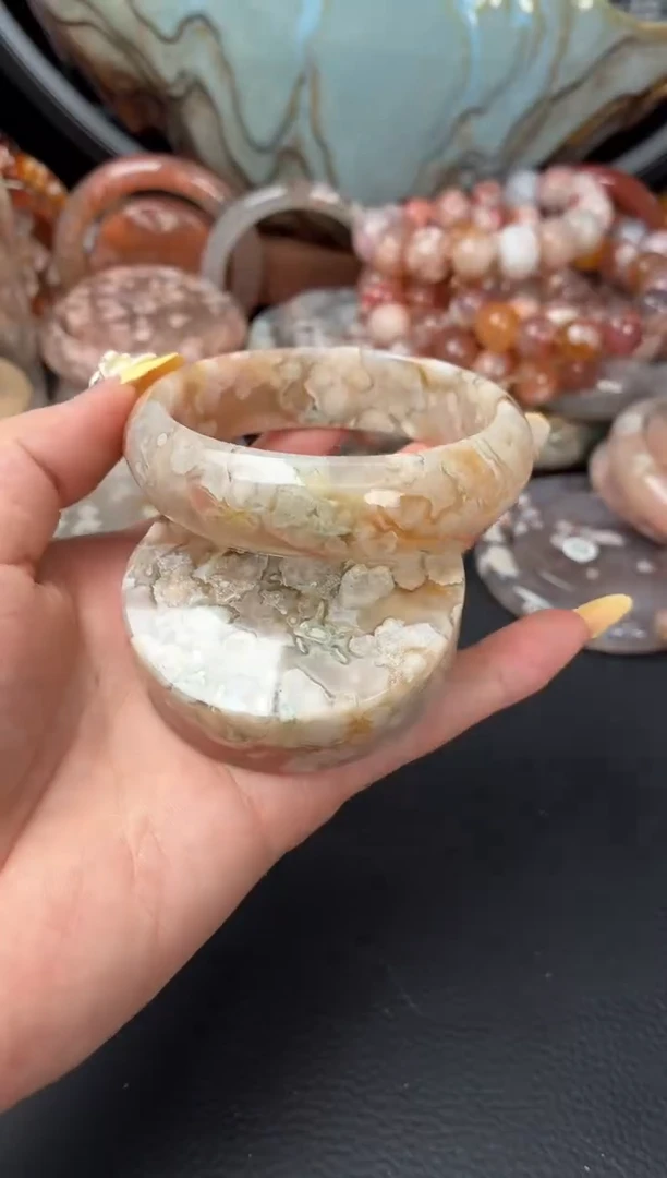 未镶嵌手镯（圆镯）石英质玉60