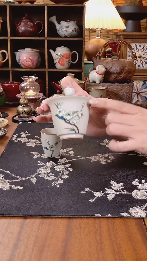 釉下手绘茶花二才盖碗