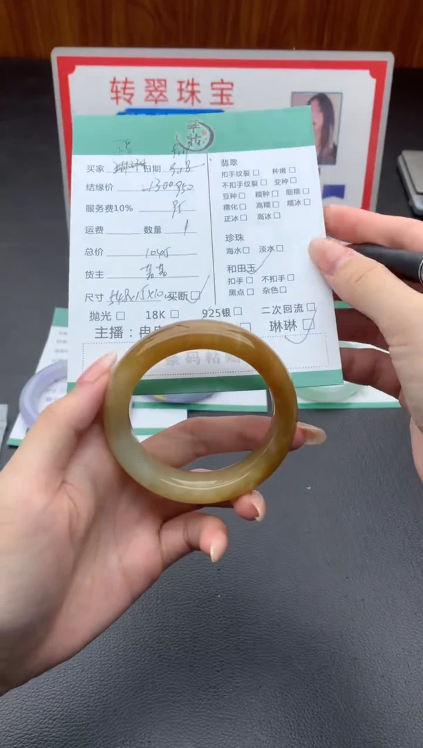 未镶嵌手镯和田玉不****。手镯