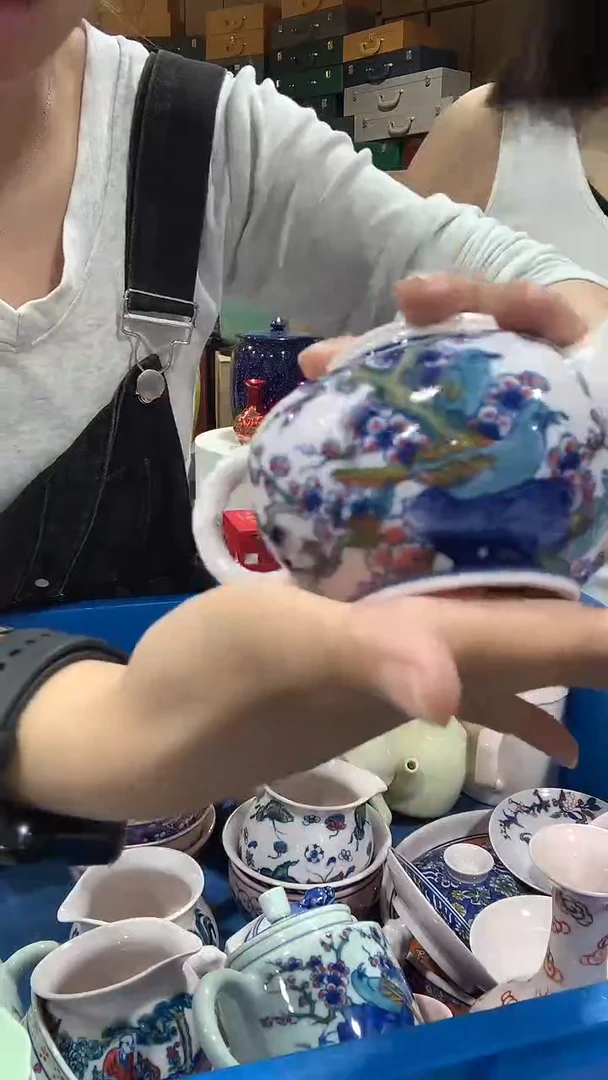 摆件景德镇陶瓷红稀土