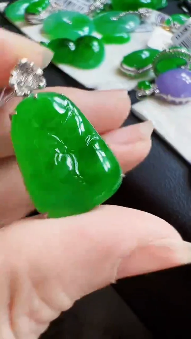 颈饰18K金镶嵌翡翠荷叶
