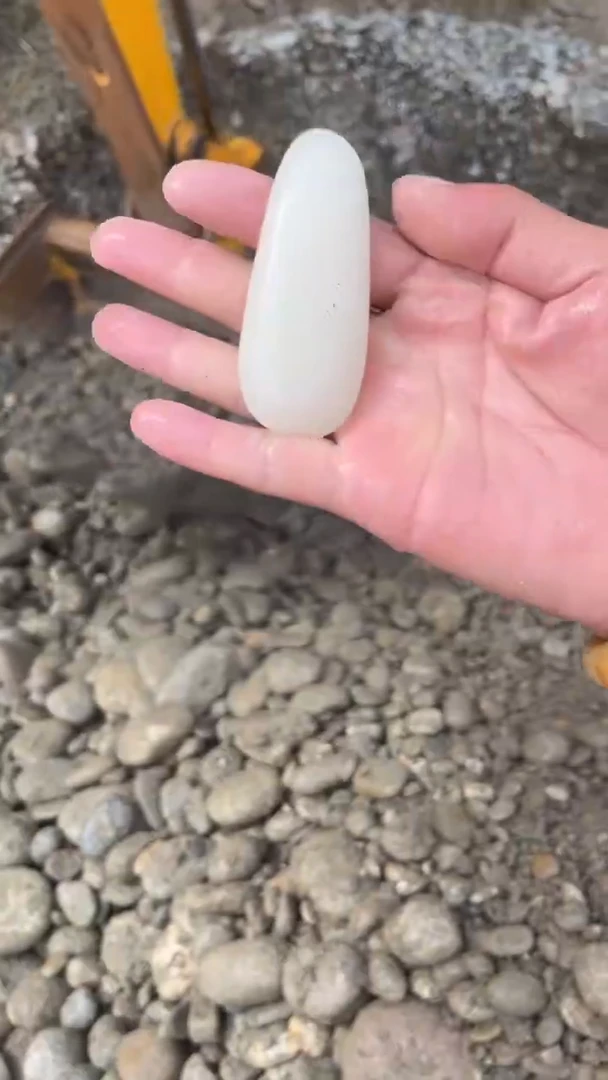 透闪石质玉未镶嵌珠宝奇石透闪石质玉，未镶嵌珠宝奇石。