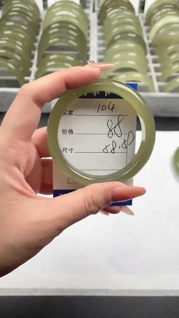 未镶嵌手镯石英质玉湖水绿