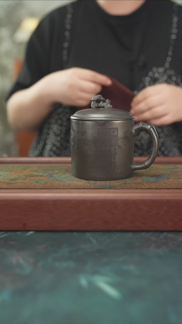 9.12 玄铁石黄太湖石盖杯